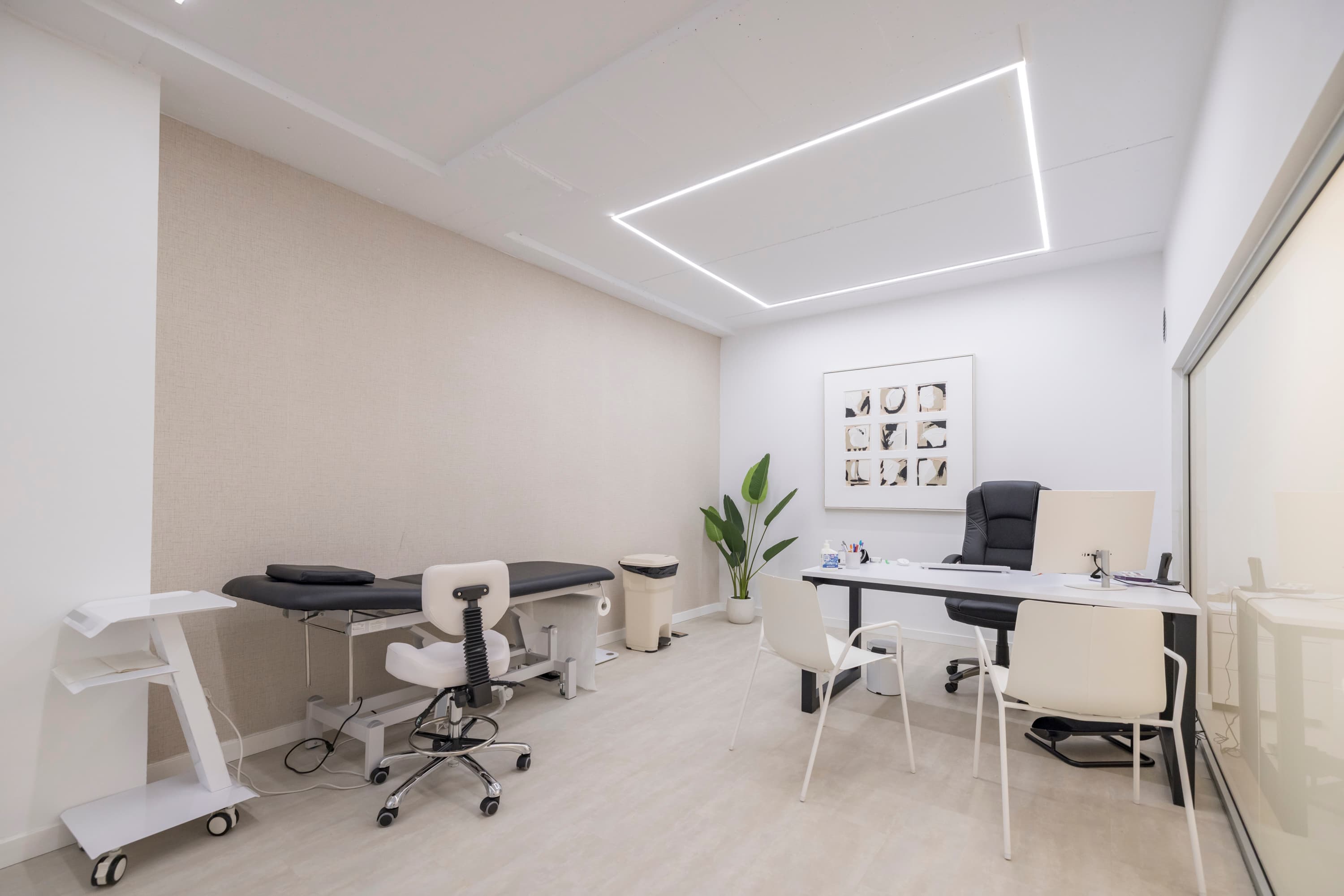 Consulta de Clínica Edria donde se realiza el FibroScan®: camilla de exploración a la izquierda y escritorio a la derecha, en un espacio luminoso.